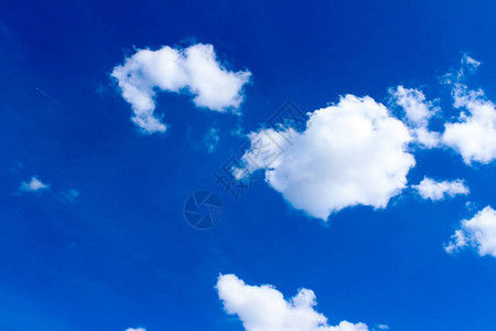 与云彩的蓝天背景与云彩的蓝天全景德图片