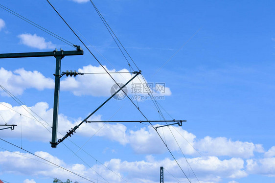 高压电气化系统上面有电线和蓝天上加铁图片