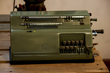 桌上的老式打字机图片