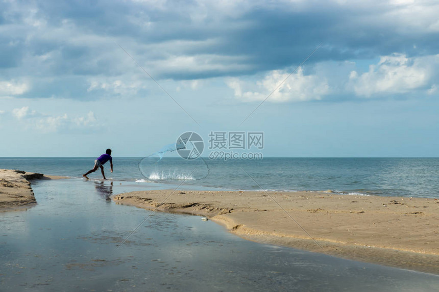 最少的渔民在沙滩上撒网图片