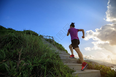 女跑步者在海边图片