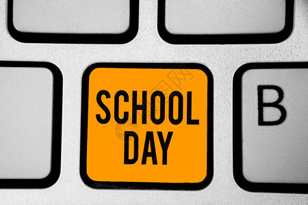 显示上学日的文字符号概念照片从早上七八点开始到下午三点在那里教键盘橙色键意图创建计算机图片