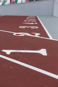 在体育场上运行的红运动赛道运行概念体育背图片