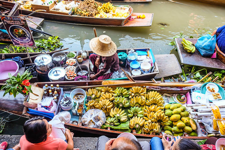 在泰国曼谷附近的拉恰布里的DamonenSaduak浮动市场出图片