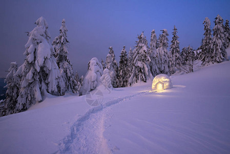 深夜风景雪冰和光彩照耀极端豪图片