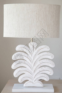 台灯床边的木制白色台灯图片
