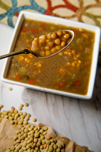 方形碗中的烤箱蔬菜扁豆汤图片