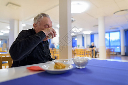 芬兰图尔库养老院食堂吃晚饭时老年男图片