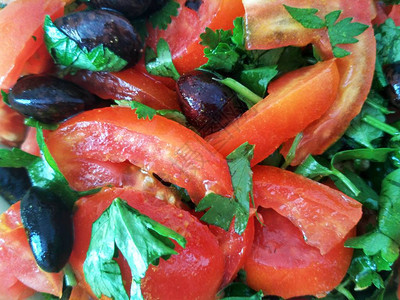 生动的蔬菜沙拉质地西红柿肉桂茄子罗勒五颜六色的美味沙拉图片