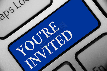 显示您已被邀请的文本符号概念照片请加入我们的庆祝活动欢迎成为客人键盘蓝键意图创建计算机图片