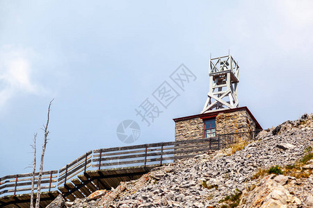 加拿大班夫公园落基山脉Sanson山峰上Sulphur山的历史宇宙射线和老气象站残余物背景图片