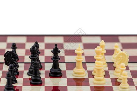象棋王象棋人物站在白桌上图片