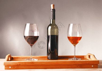 酒瓶和玻璃桌上的酒杯图片