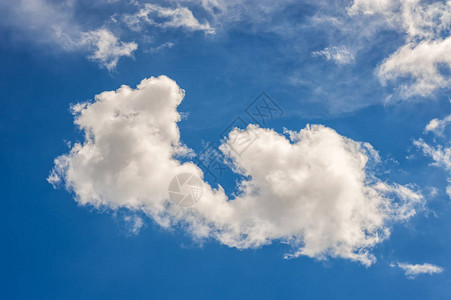 在温暖的夏日下午一片美丽的蓝色天空的风景中云图片