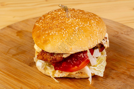 汉堡套餐自制汉堡包配番茄和沙拉背景