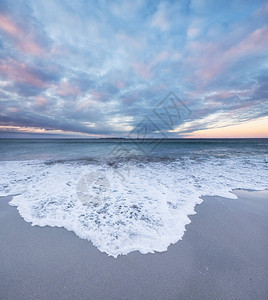 挪威罗弗敦群岛日落时的海岸线挪威的自然海景海浪和沙子海岸线图片