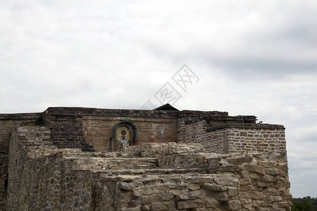 俄罗斯伊兹博尔斯克古老堡垒墙的废墟与奇迹工人尼古拉图片
