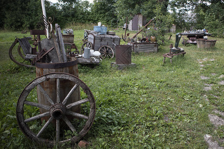 古老农民物品旧车轮桶和箱子的露图片