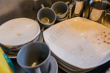 家里厨房水槽里的脏盘子图片