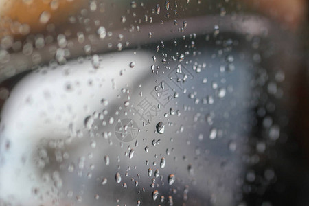 汽车玻璃背景上的雨模糊图片