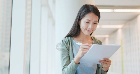 学生在学校读她的笔记图片