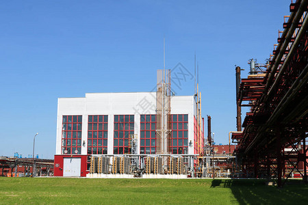在化学石油化工炼油厂安装大型混凝土工业设施图片