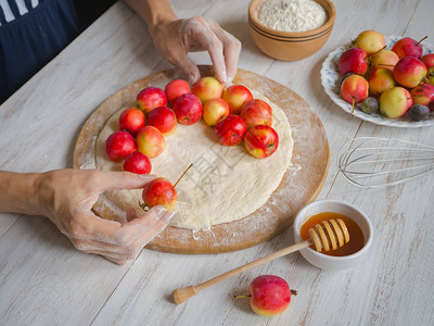 海绵苹果蛋糕夏洛特卡配有烤制成料生锈风格苹图片