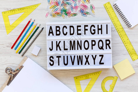 回到学校的概念从A到Z的字母现代板上白色木质表面上的英文字母图片