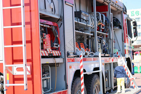 大型特种红色带蓝色消防车带开放式侧面救援人员的发动机和灭设备消防泵发泡剂工具水套软管图片