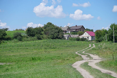 通往东欧村落的泥土路图片