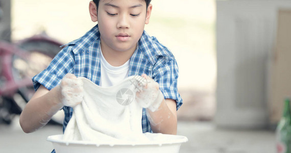 亚洲男孩亲手洗毛巾泰国小干家务的男图片