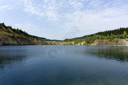 蓝湖水在旧弃置的夸石场上形成的图片