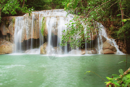公园里的四面佛瀑布泰国的美丽图片