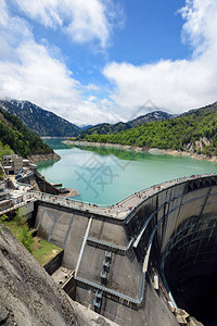 Kurobe大坝或Kuroyon大坝是日本富山县Kurobe河上的图片