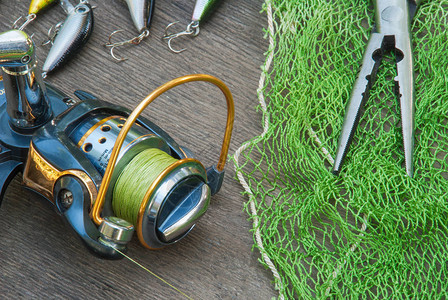 钓鱼钩暗木质背景的渔网图片