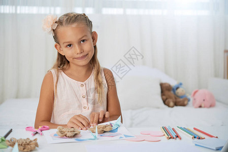 漂亮笑的姑娘在桌上用铅图片