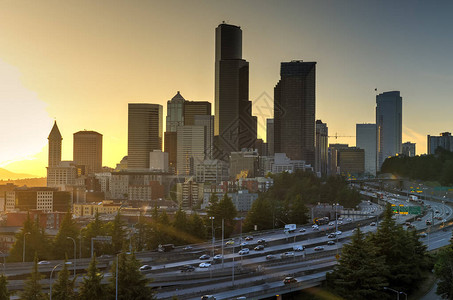 西雅图天际线和s形I90I5高速公路交汇处在日落期间的交通运动旅行和运输背景城市景观和高速概念图片