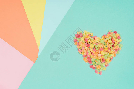 彩色表面的心脏形状的果冻图片