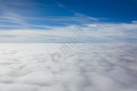高在上的云层蓝色的大气背景图片