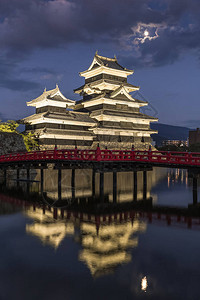 松本城和满月夜景图片