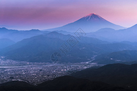 日落时分的富士山和甲府市图片