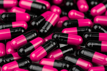 一堆粉黑色的胶囊丸抗生素耐药合理用药全球医疗保健概念抗生素耐药抗菌胶囊图片