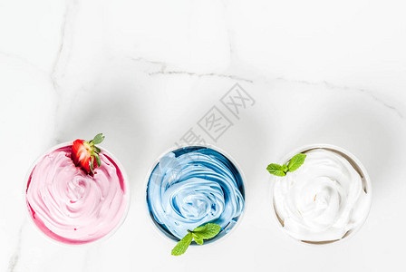 健康的夏季饮食甜点香草和果冻酸奶或白碗中的软冰淇淋图片