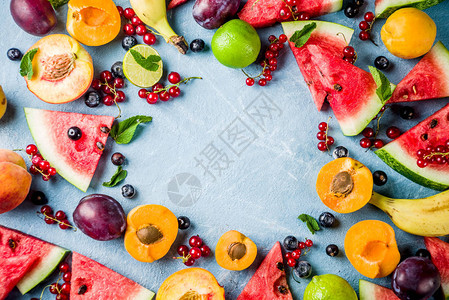 夏季维他命食物概念各种水果和浆果西瓜蜜桃薄荷李杏子图片
