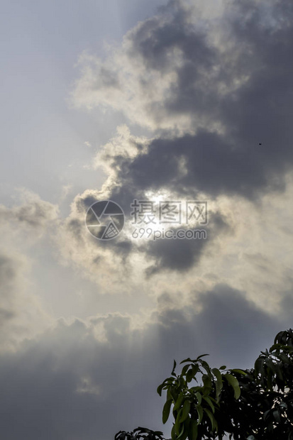 阴暗的天空和雨前剧烈的乌云印度加尔各答Galcutta图片