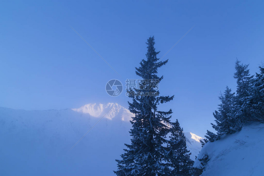 山上充满戏剧冬季风景鲜雪薄雾图片