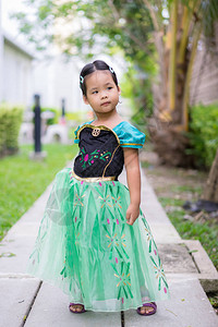 穿着公主礼服的可爱小女孩肖像图片