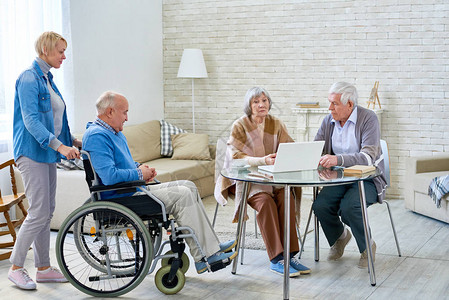 几个老年人在养老院享受自由闲暇时间的完整肖像背景图片