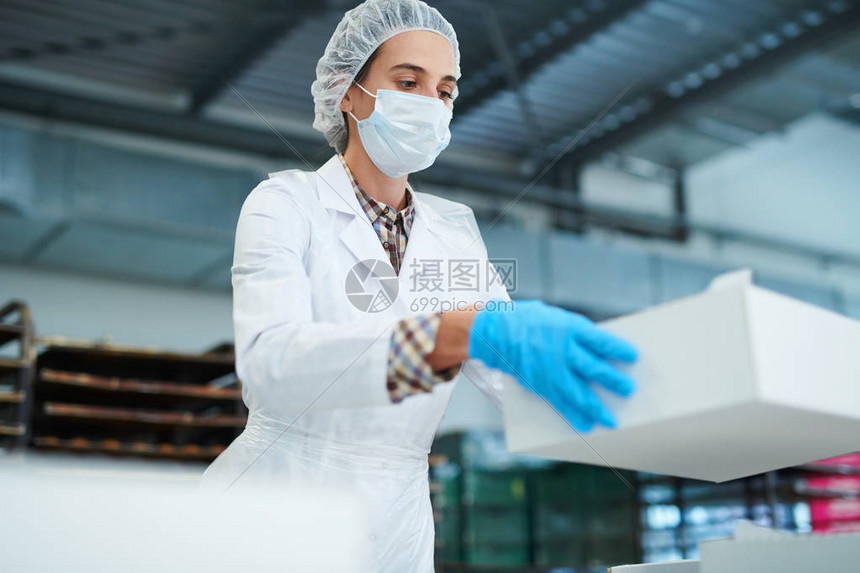 食品厂员工站在白色大衣上拿着纸图片