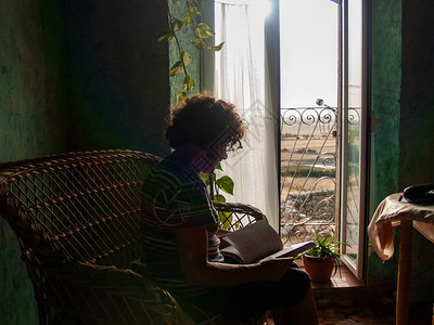 成年女子的肖像在农村家中阅读一本有自图片